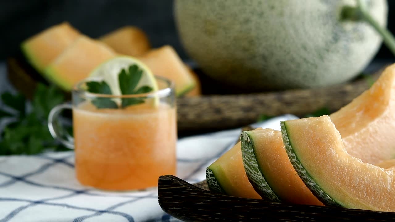 entero y cortado de melones japoneses, melón de miel o melón (cucumis melo) vaso de batido de melón concepto de atención médica.