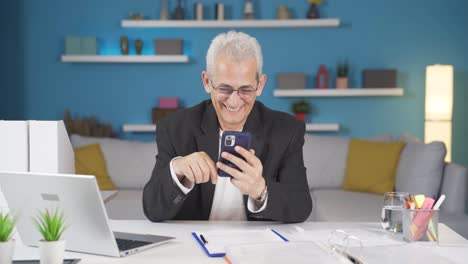 Home-Office-Mitarbeiter-Freut-Sich-Am-Telefon.