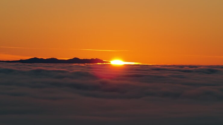 Fenomenale inversione nuvolosa durante l'alba a Campbell River, Columbia Britannica, Canada. Ripresa aerea.