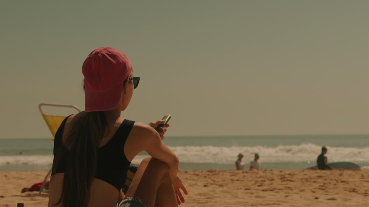 해변에서 편안한 여자