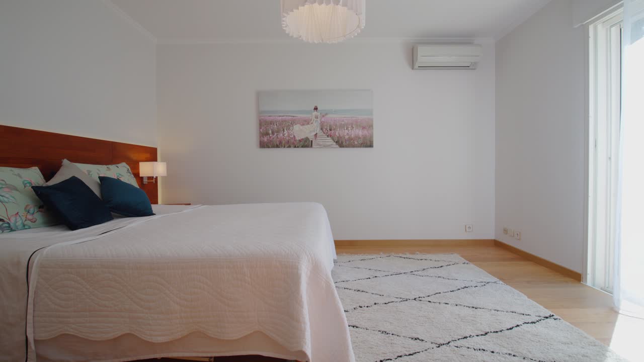 una muñeca lenta hacia una obra de arte colgada en el dormitorio principal de una casa