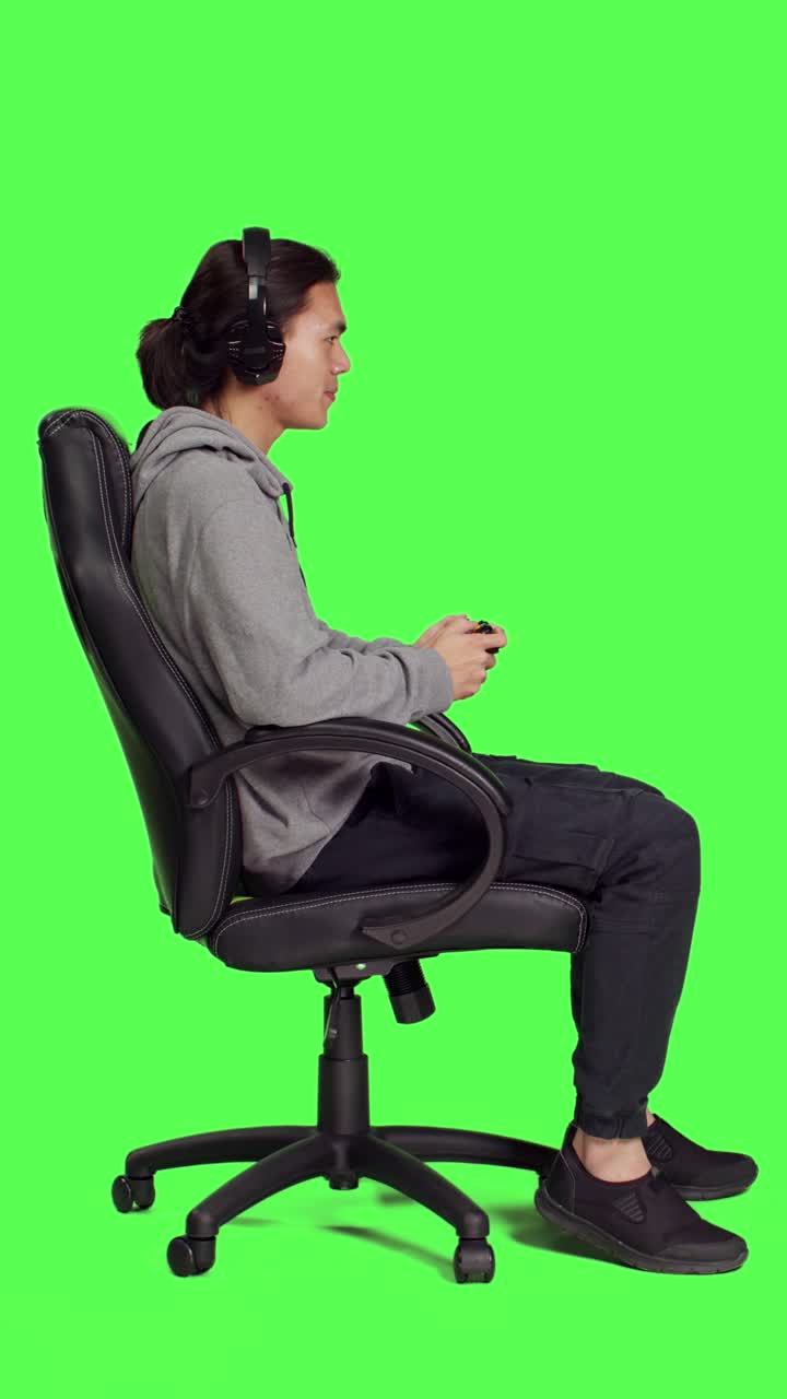 Profilo di persona asiatica gioca con controller