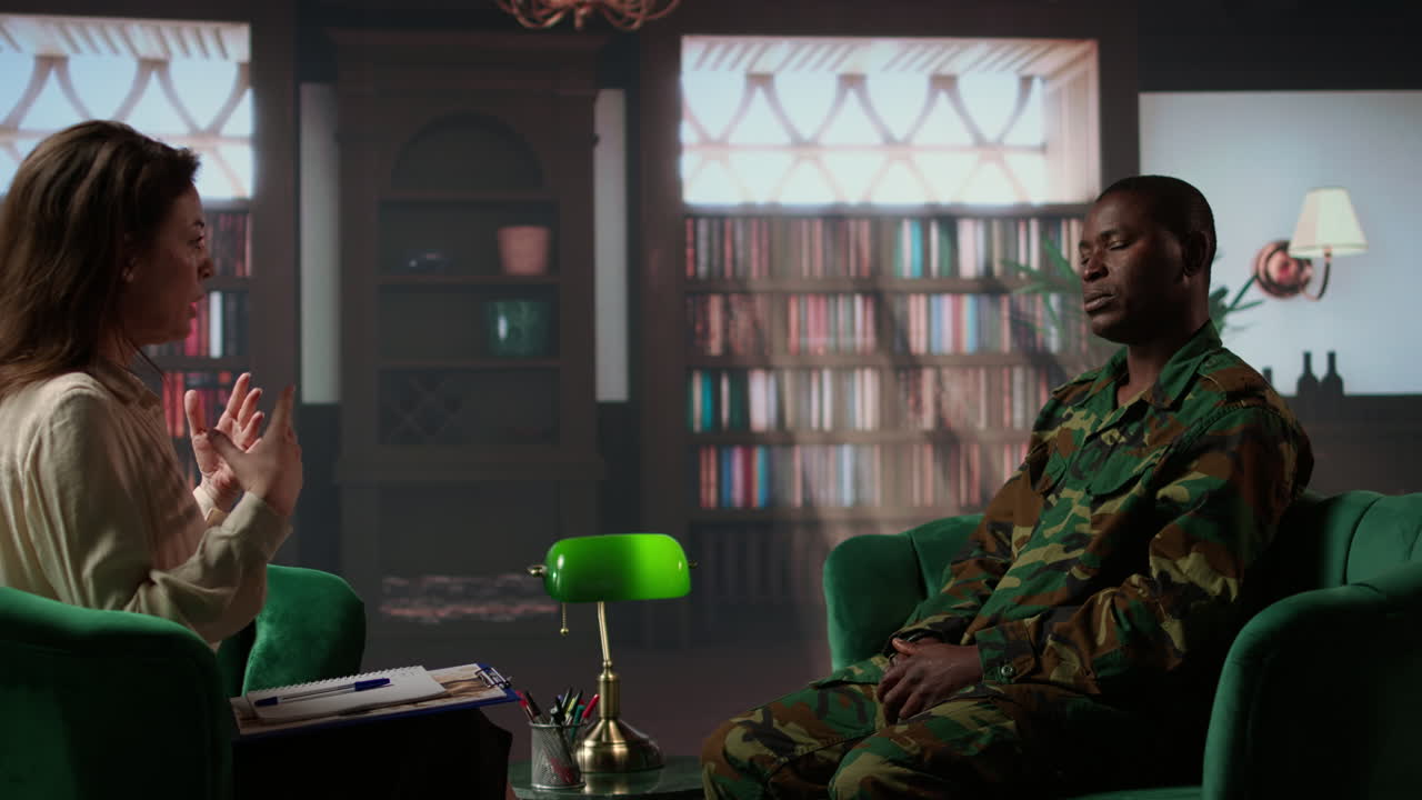 un soldado militar afroamericano compartiendo flashbacks de la guerra durante el asesoramiento