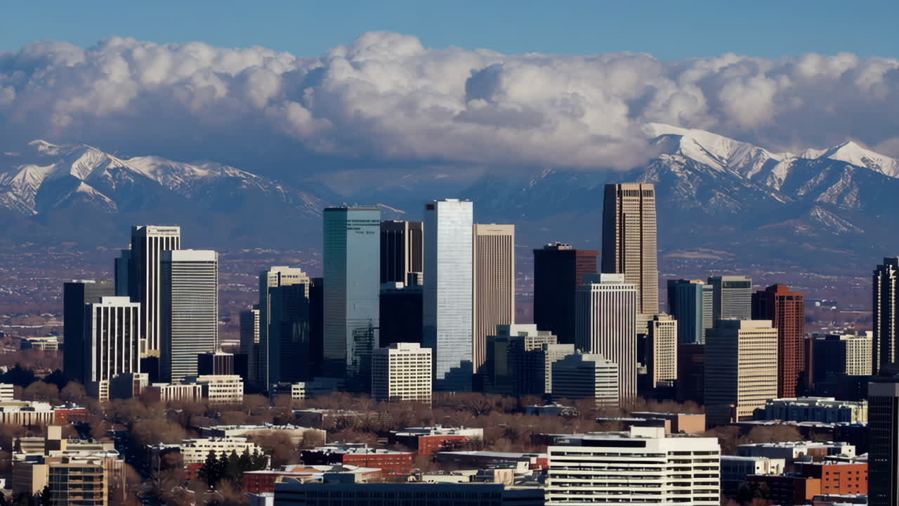Skyline di Denver con montagne innevate