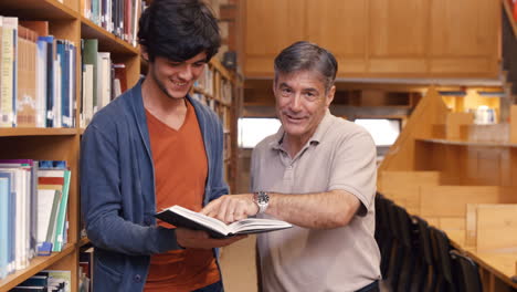 estudiante que viene a hablar con el maestro sobre el libro
