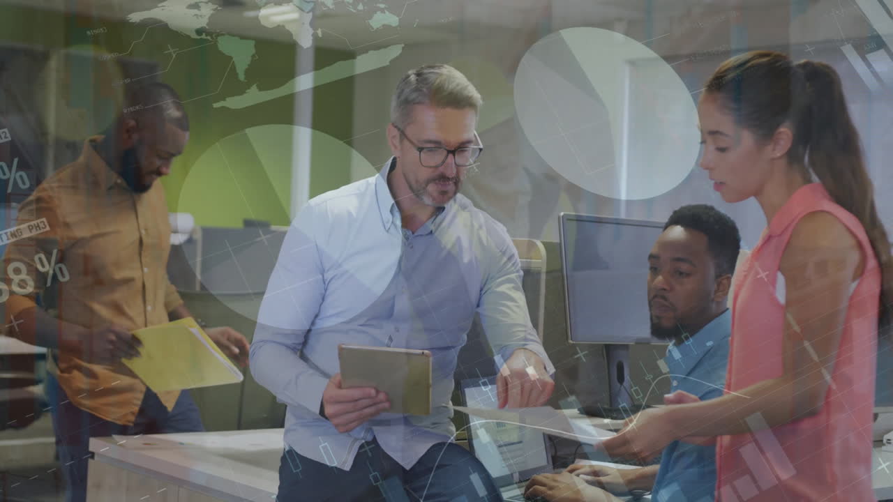 animación de la interfaz infográfica sobre diversos colegas discutiendo sobre la tableta y el informe