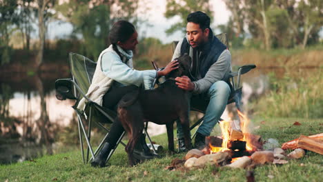 Pareja,-Camping-Y-Relax-Con-Perro