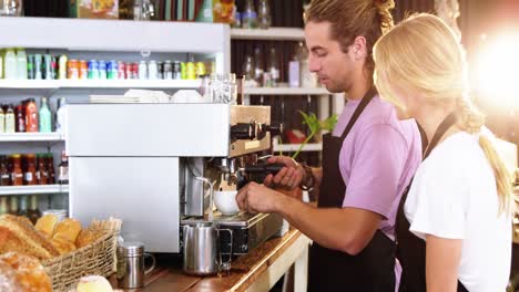 Camarero-Y-Camarera-Preparando-Una-Taza-De-Café-En-El-Mostrador