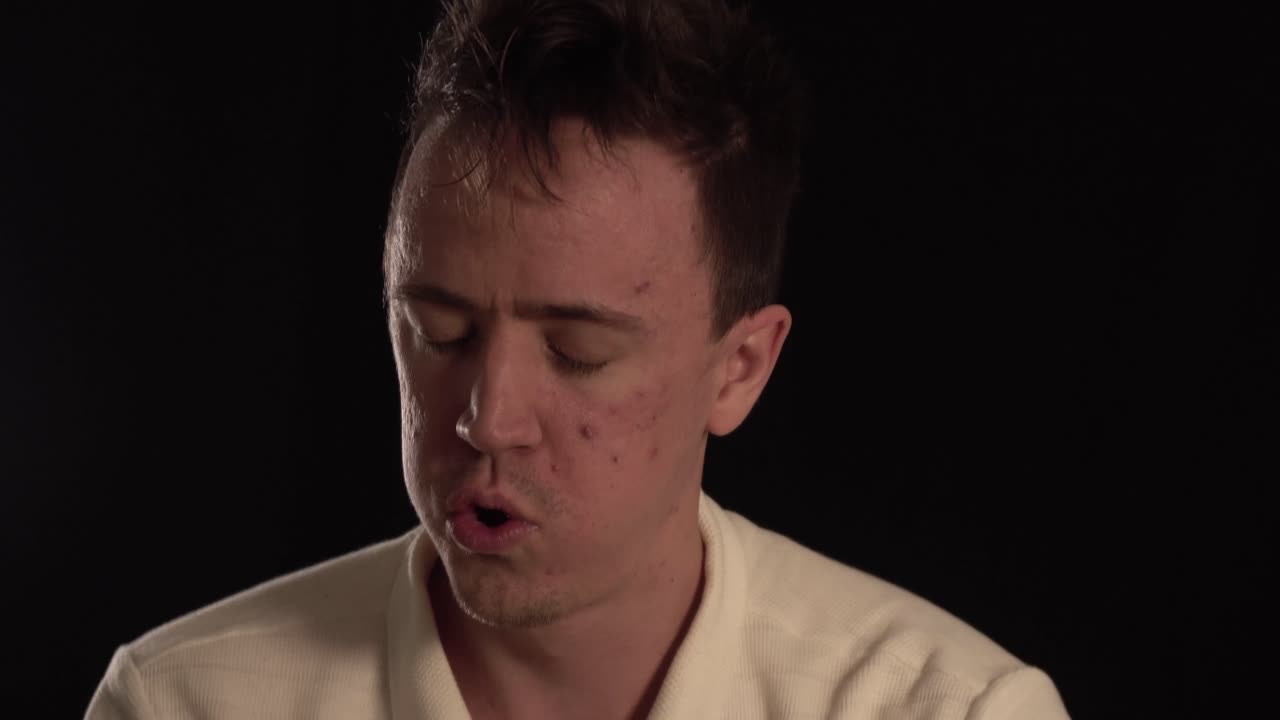 격렬한 논쟁 후 진정하려고 하는 남자