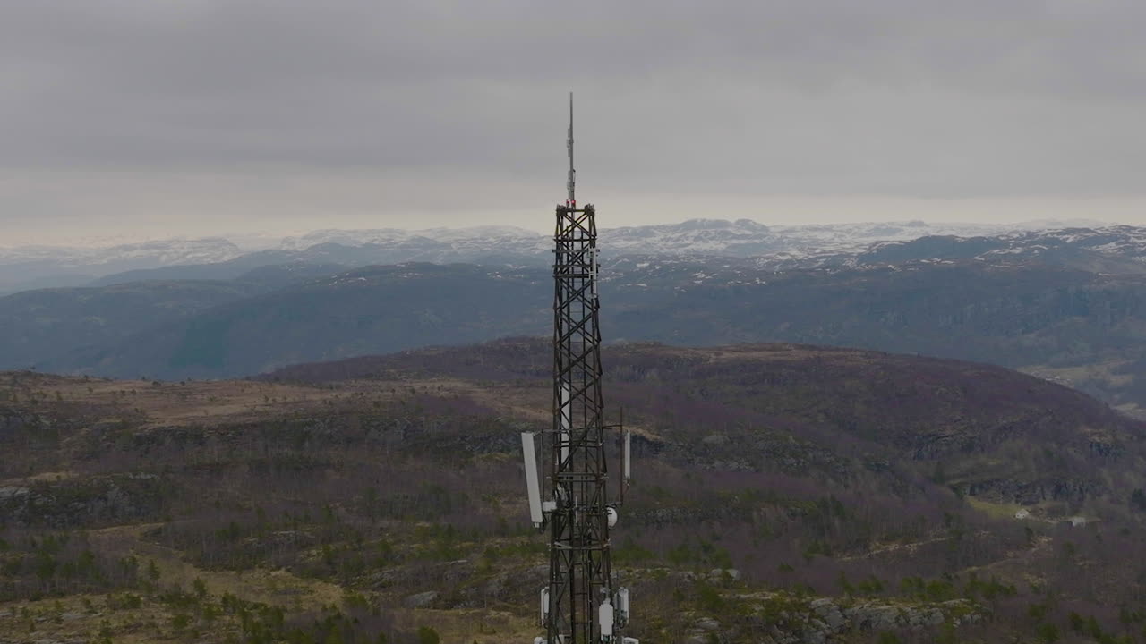 teléfono, 5g y torre de comunicaciones en la cima de la montaña