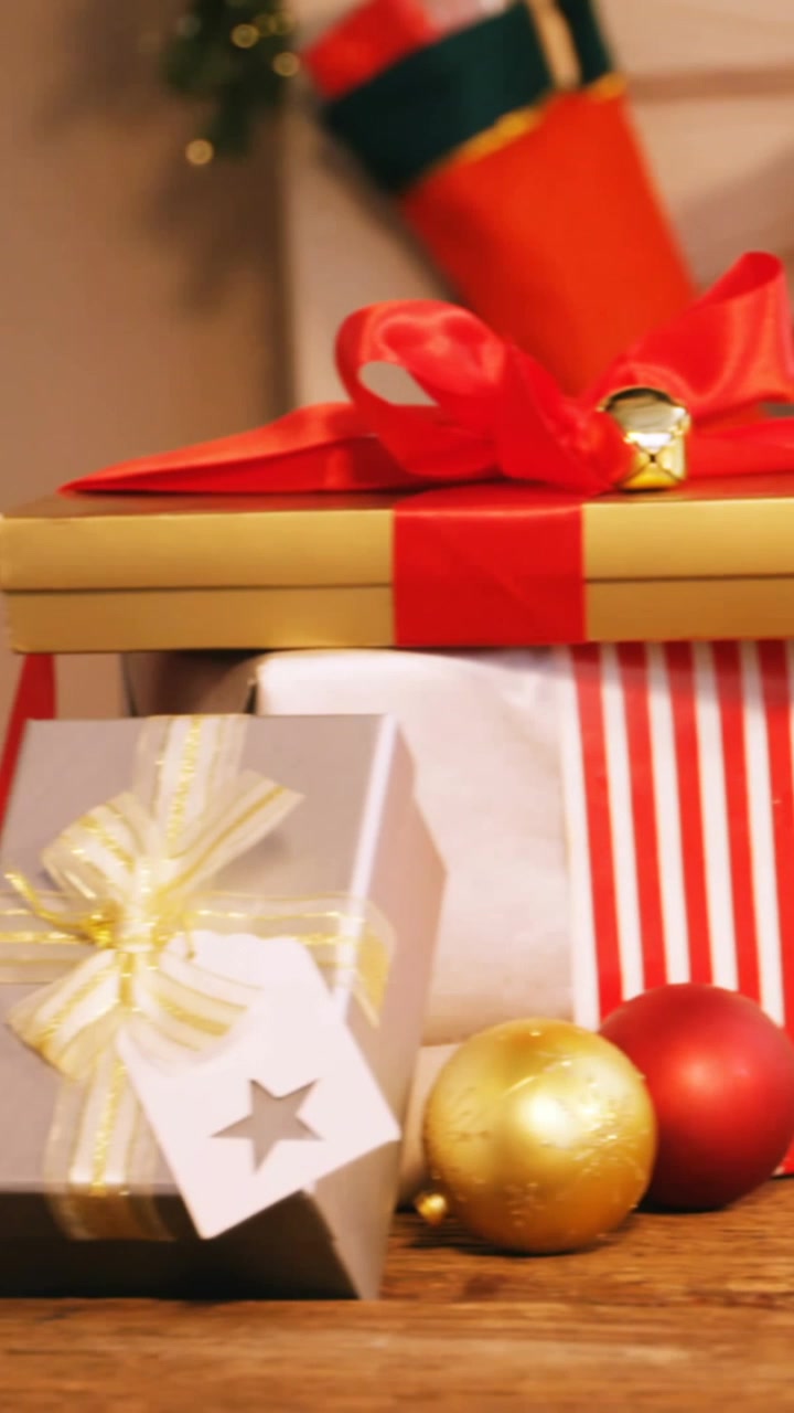 Animazione di albero di Natale con regali e decorazioni in casa