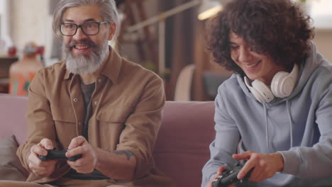 padre y hijo felices jugando videojuegos en la consola