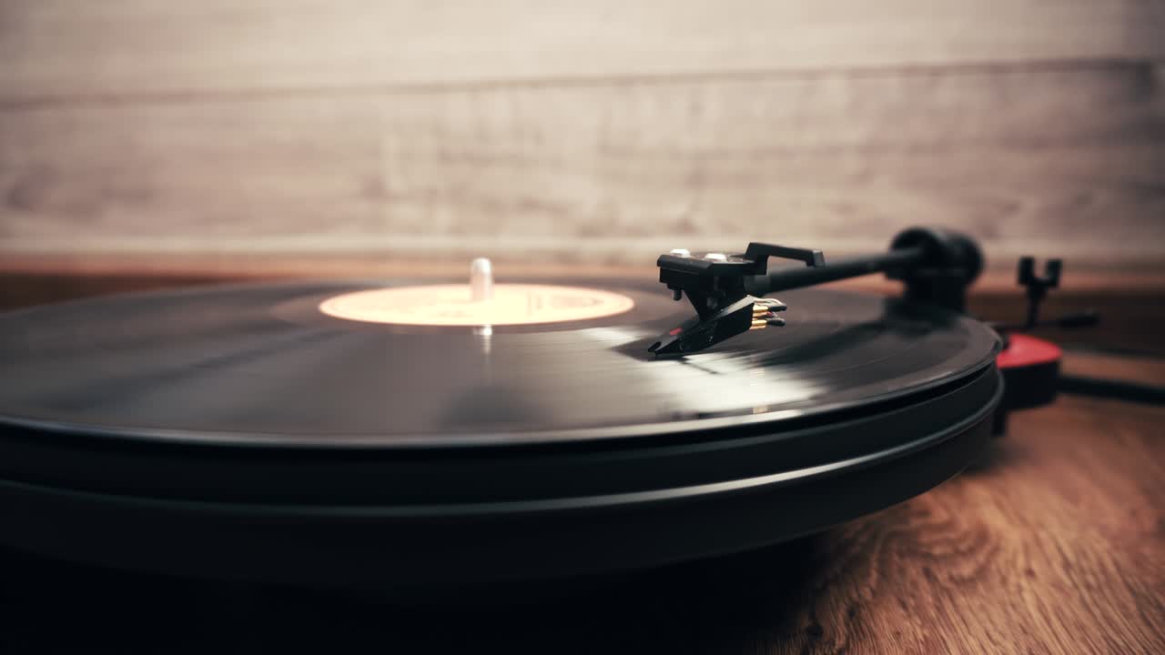 나무 테이블 위의 빈티지 비닐 플레이어. 클로즈업.