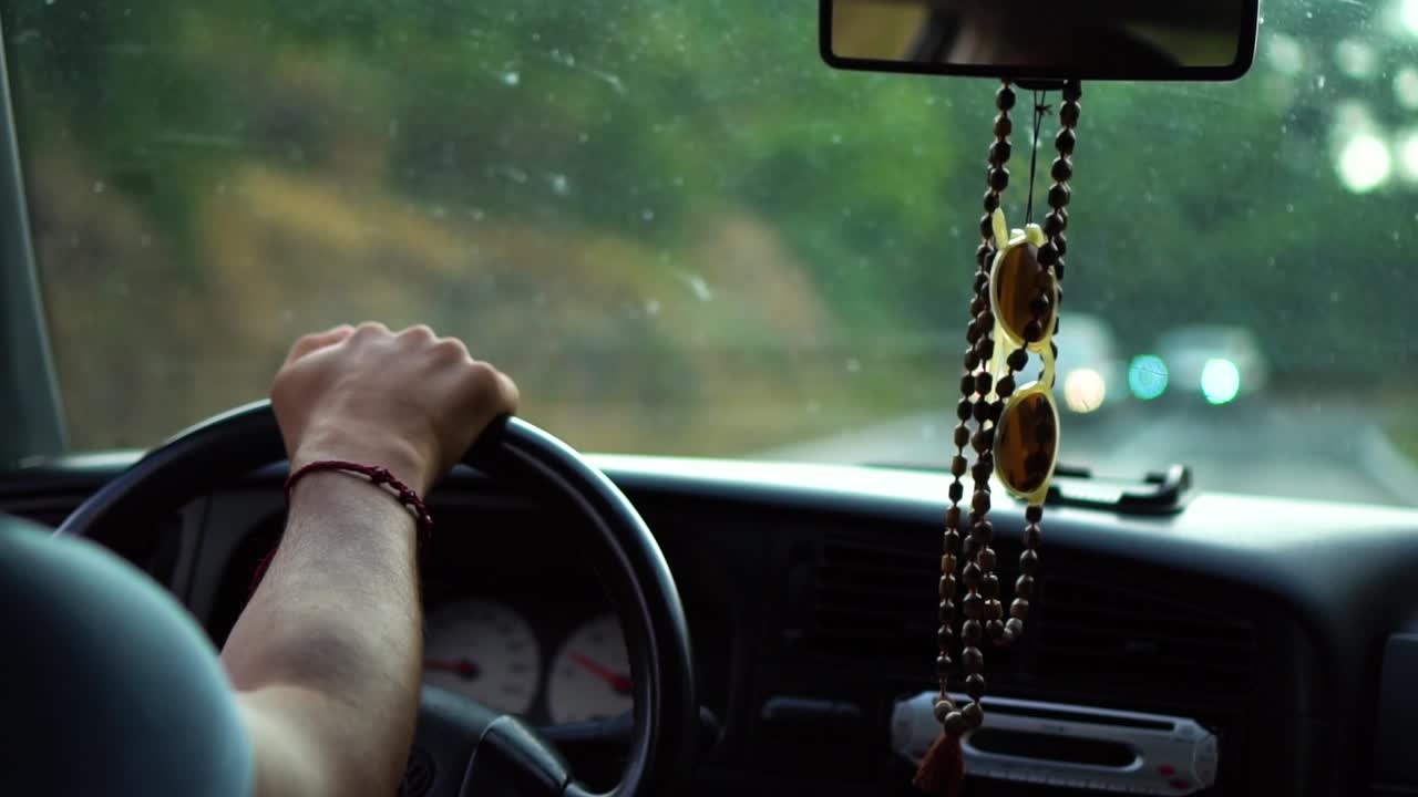 수마르틴 브락 섬 크로아티아의 고속도로에서 밴을 운전하는 남자