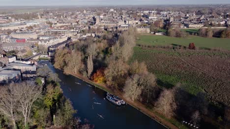 Themse,-Oxford-City,-Vereinigtes-Königreich,-Boote-Auf-Dem-Wasser,-Luftaufnahme