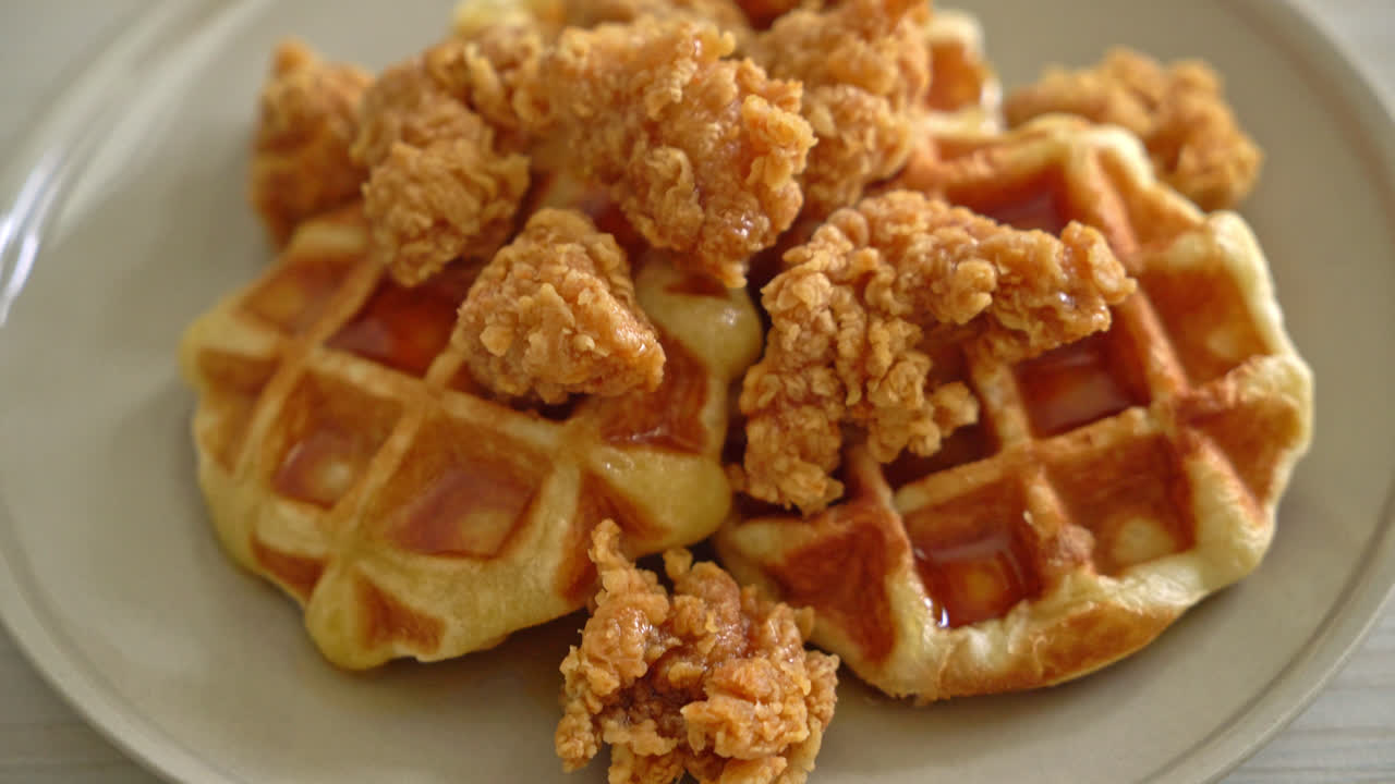 꿀 또는 메이플 시럽을 곁들인 수제 프라이드 치킨 와플