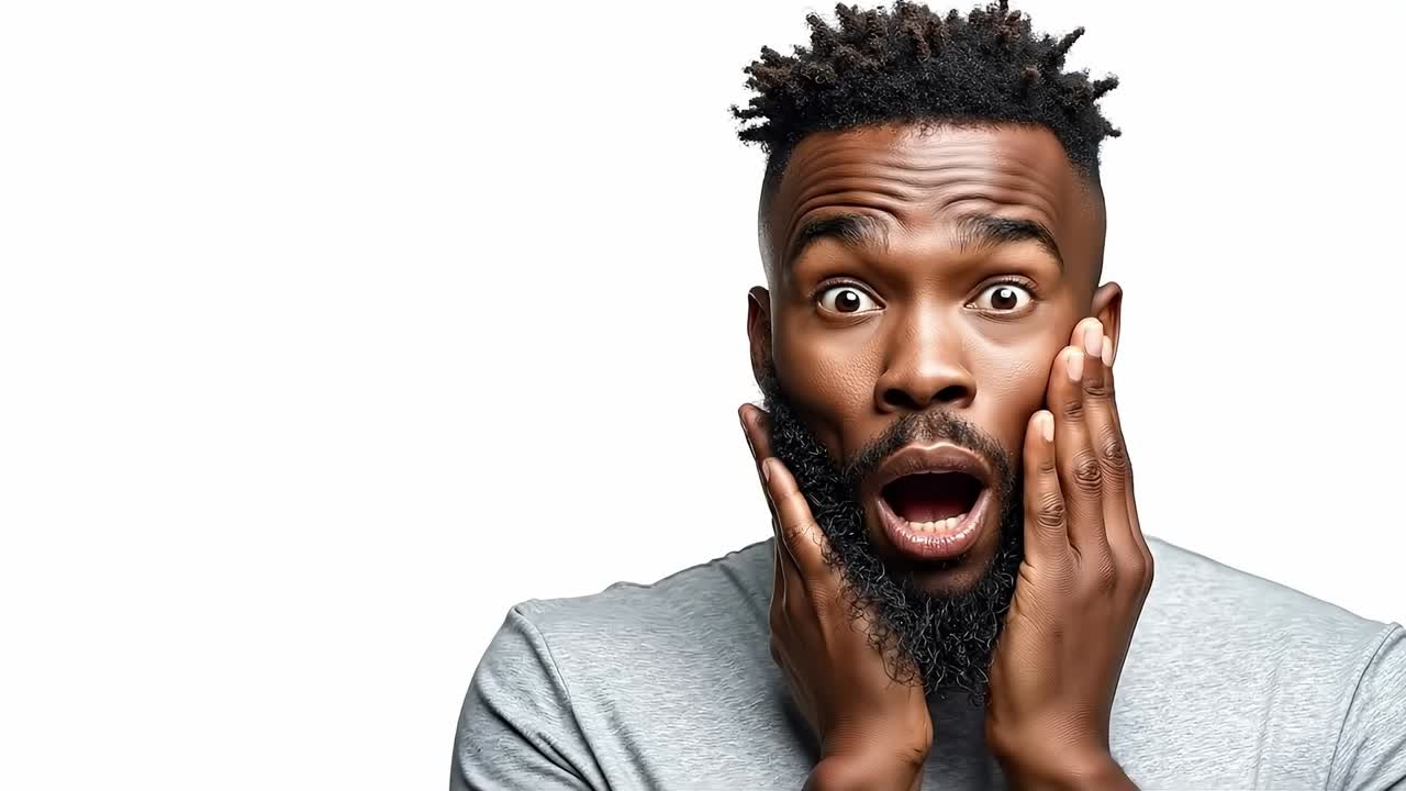 un hombre con una mirada de sorpresa en su rostro