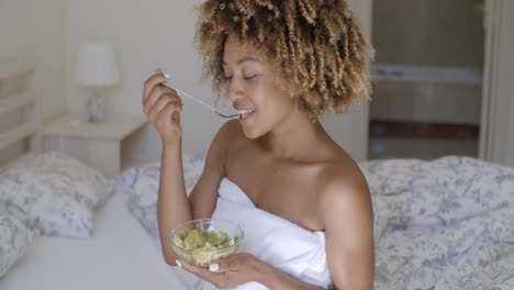 Mujer-Joven-En-La-Cama-Comiendo-Ensalada-De-Verduras