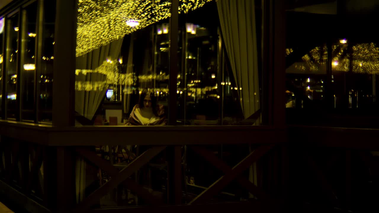 크리스마스 조명 을 가진 식당 의 야간 전망