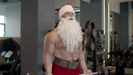 Sexy-Weihnachtsmann-Training-Im-Fitnesscenter.-Energisches,-Fittes-Männertraining-Im-Sportverein