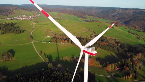 girando la turbina de viento con vistas a las imágenes del paisaje de las montañas con el pueblo 30fps 4k