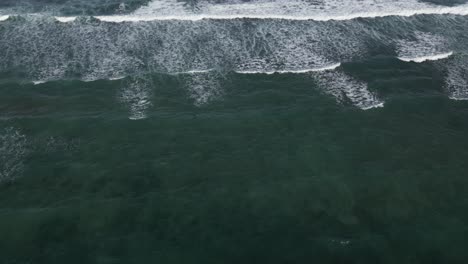 Zoom-Lento-Sobre-Las-Olas-Frente-A-La-Costa-De-Uluwatu,-En-El-Sur-De-Bali,-Indonesia.