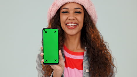 Grüner-Bildschirm,-Telefon-Und-Frau,-Die-Auf-Das-Mobiltelefon-Zeigt