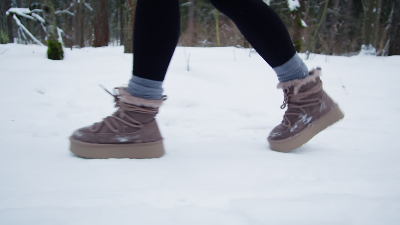 mujer caminando en la nieve