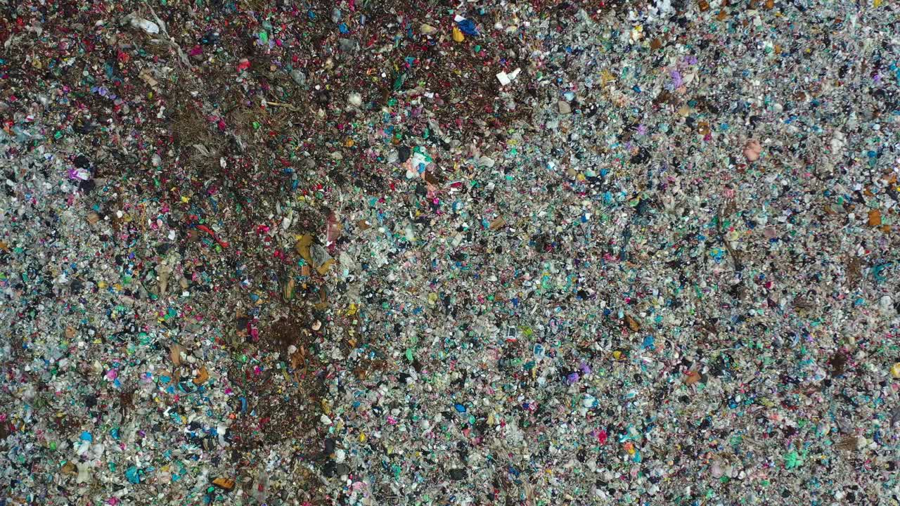 위에서 아래로 볼 때, 드론 플라이오버, 대규모 위생 쓰레기 매립지, 분류되지 않은 고체 폐기물의 큰 어리, 환경 지속 가능성의 개념, 지구 온난화, 기후 변화