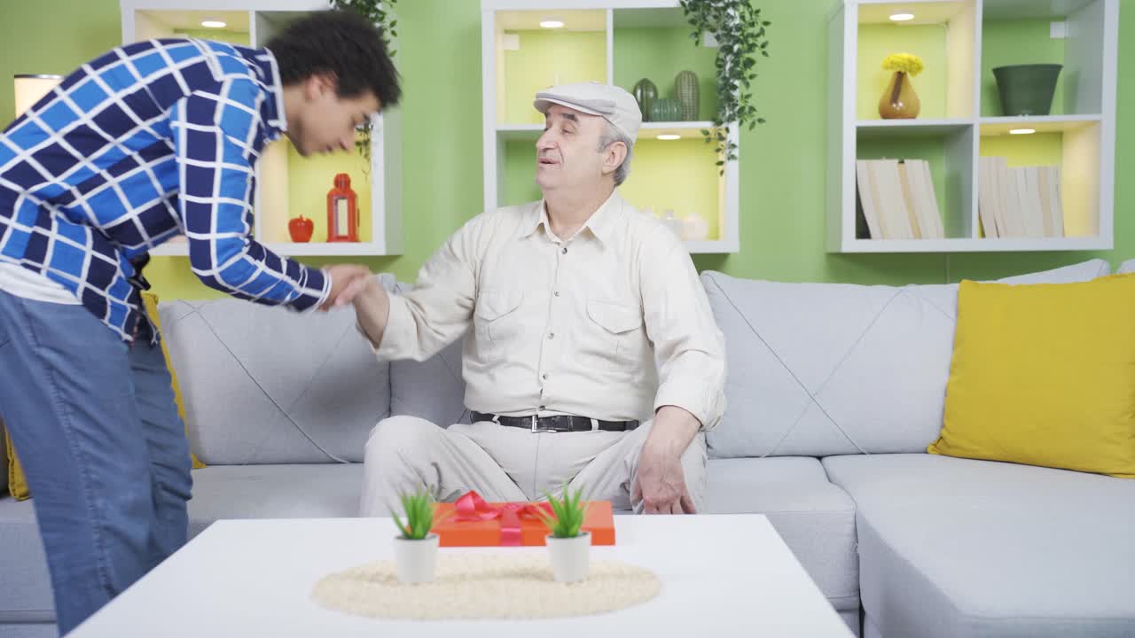 아이들이 할아버지 할머니와 함께 축하하고 있습니다. 이슬람 세계와 이드.