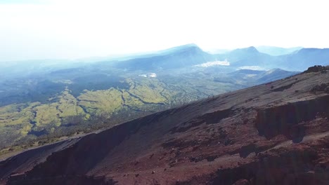 escaladores alcanzando la cumbre de la montaña rinjani al amanecer en lombok indonesia