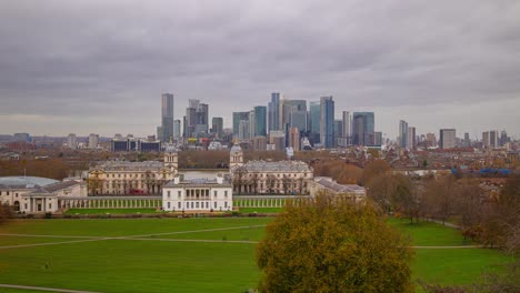 Zeitraffer-Der-Canary-Wharf-Wolkenkratzer-Hinter-Dem-Queens-House-Im-Greenwich-Park-In-London