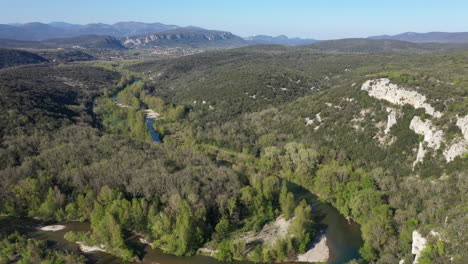 Landschaft-Mit-Fluss-Herault-Sommerzeit-Languedoc-Roussillon-Luftaufnahme