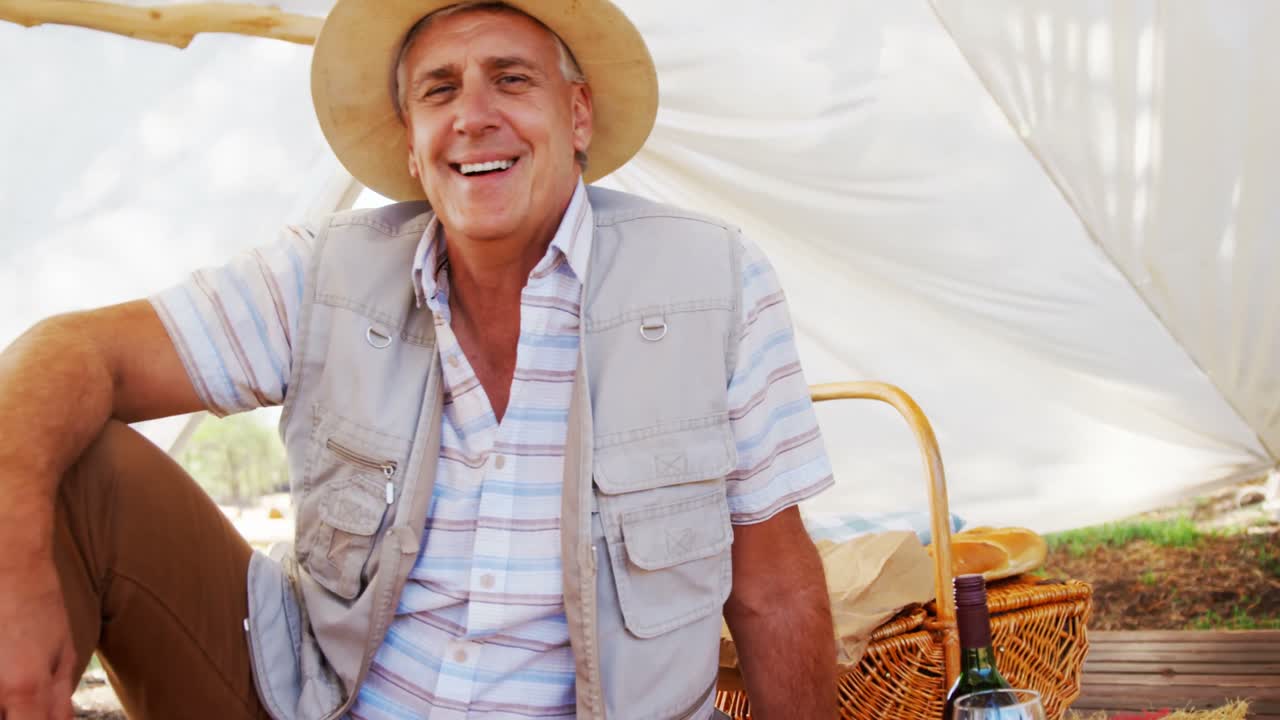 모자를 입은 행복한 남자의 초상화 4k