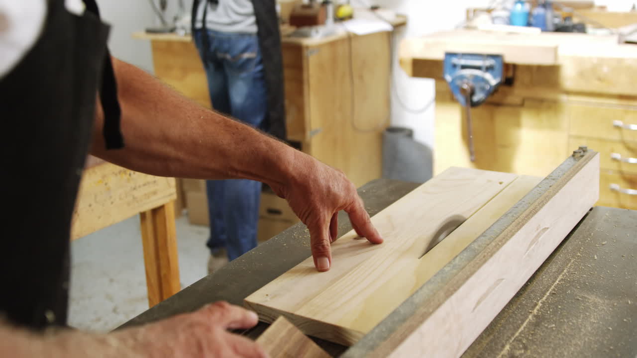 dos colegas carpinteros trabajando