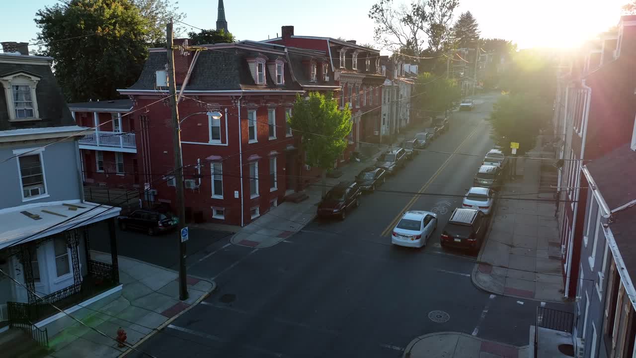 Voiture circulant dans une rue de quartier urbain