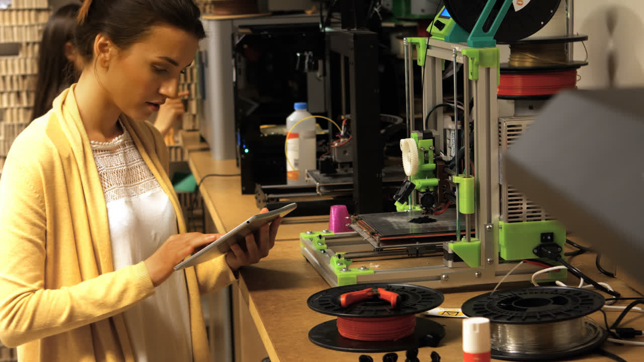 diseñadora gráfica con una tableta digital