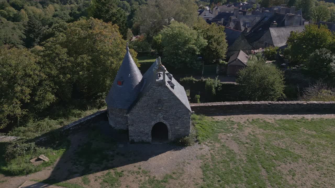 capilla de san juan en el parque del castillo rochefort en terre, bretaña en francia