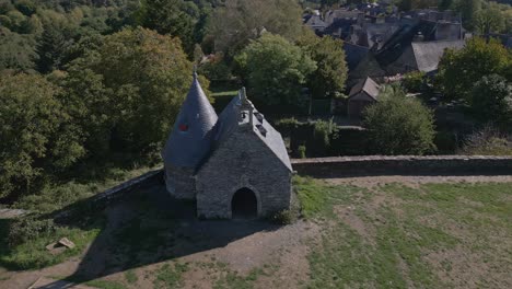 Capilla-De-San-Juan-En-El-Parque-Del-Castillo-De-Rochefort-En-Terre,-Bretaña-En-Francia