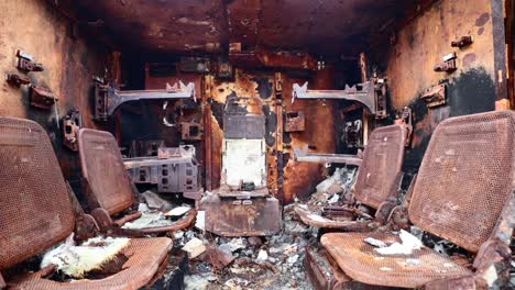 revela el interior quemado del transporte de personal blindado btr destruido en la guerra rusia-ucrania