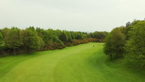 Ángulo-De-Sobrevuelo-Aéreo-De-La-Calle-Del-Campo-De-Golf-En-El-Campo-De-Golf-Parkland-En-Fife,-Escocia