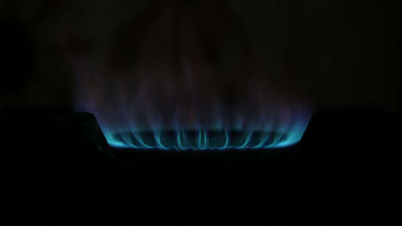 또 다른 불꽃이 튀었다. 그것은 레스토랑의 바쁜 하루의 시작을 알리는 신호다.