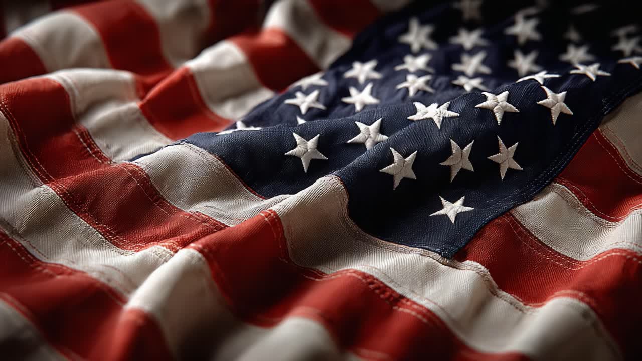 En nærgående udforskning af det amerikanske flags tekstur og farver, der indfanger stjernernes og stribernes finesser i en smukt draperet præsentation.