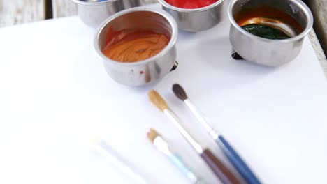 pintura de acuarela y pinceles con lienzo