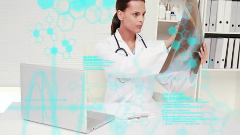 animación de la fórmula química y el procesamiento de datos sobre una doctora caucásica que sostiene escáneres de rayos x