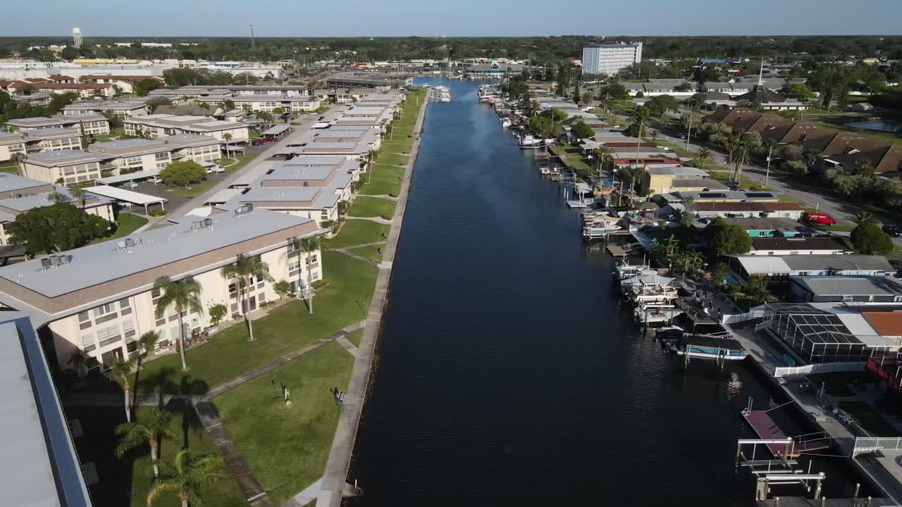 Vista aérea de condomínios e casas à beira-mar em New Port Richey, Flórida.