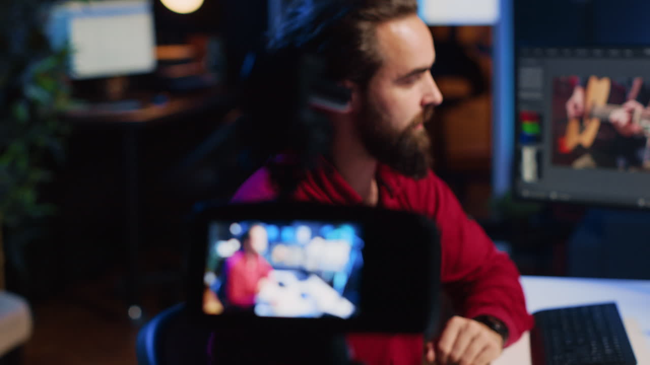 카메라를 사용하여 기본 사진 편집 기법 가이드를 녹음하는 사진 콘텐츠 제작자