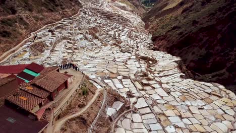 Peru-Maras-Salzminen-Luftdrohnenansicht-5.mp4