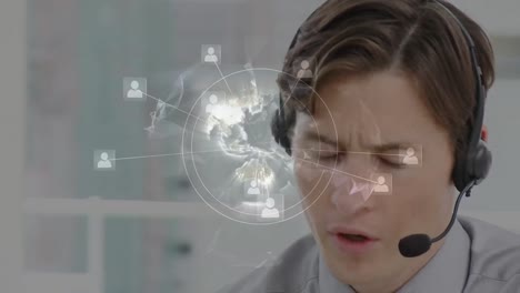 Animation-Von-Verbindungsnetzwerken-Mit-Symbolen-über-Einem-Geschäftsmann,-Der-Telefon-Headsets-Verwendet