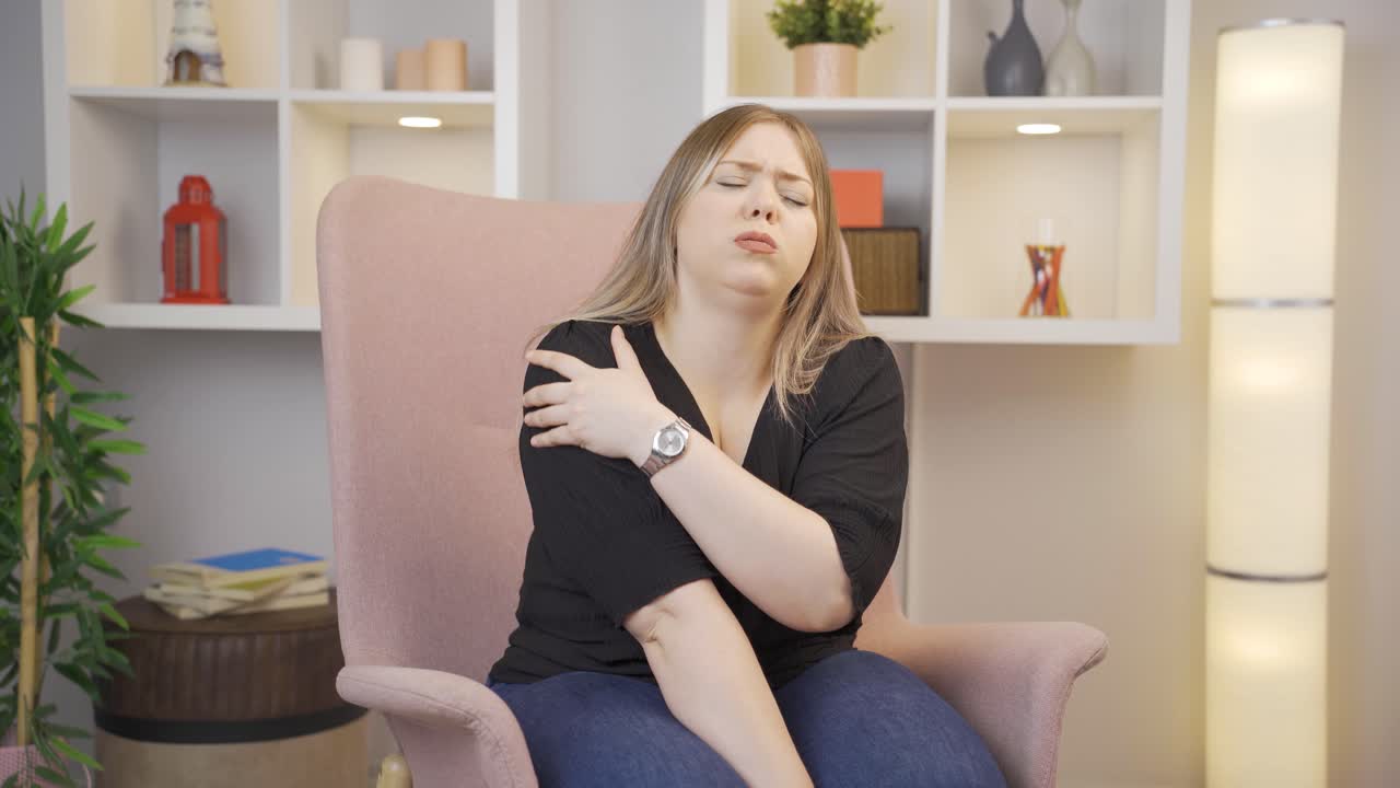 молодая женщина, которая чувствует себя плохо.